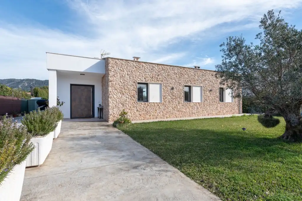Vista exterior de Casa o xalet en venda en Sa Pobla amb Aire condicionat i Piscina