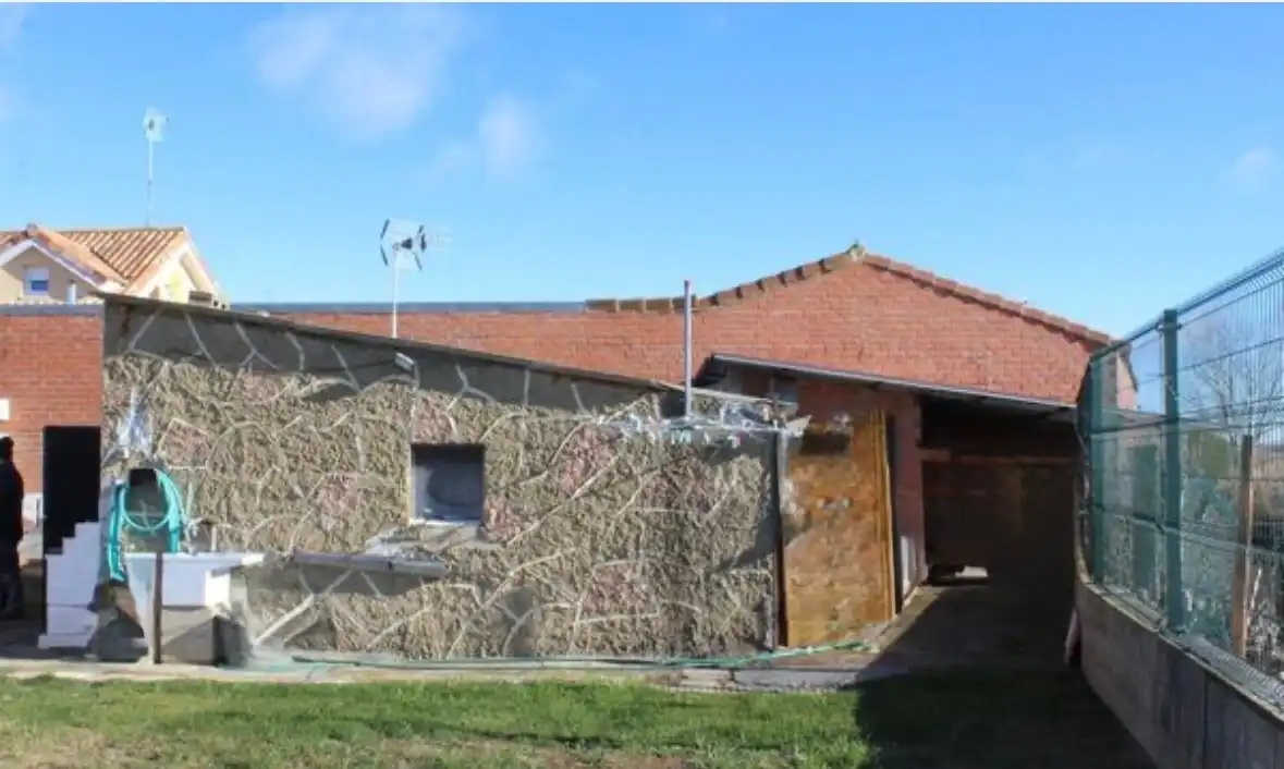 Vista exterior de Casa o xalet en venda en Santas Martas amb Aire condicionat, Calefacció i Jardí privat