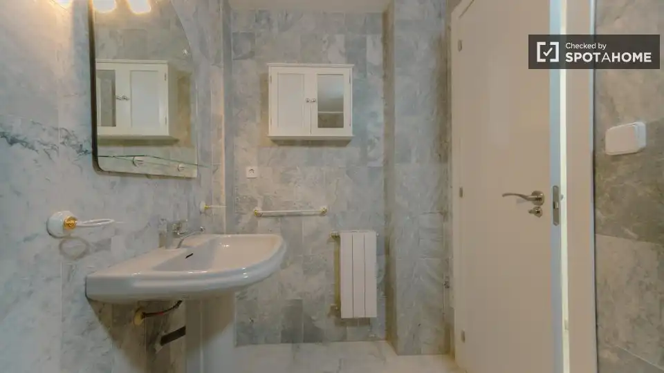 Baño de Piso de alquiler en Valencia con Aire acondicionado, Calefacción y Amueblado