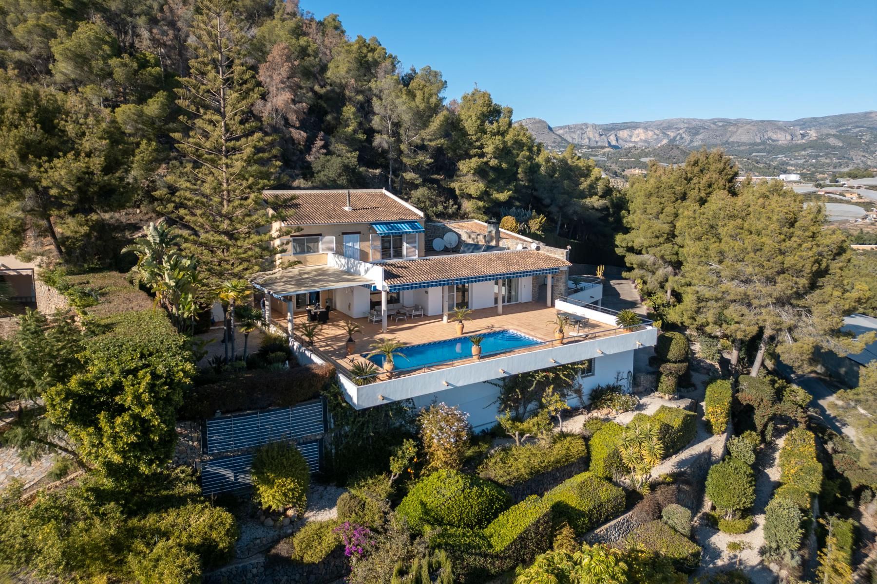 Vista exterior de Casa o xalet en venda en Callosa d'en Sarrià amb Aire condicionat, Jardí privat i Terrassa