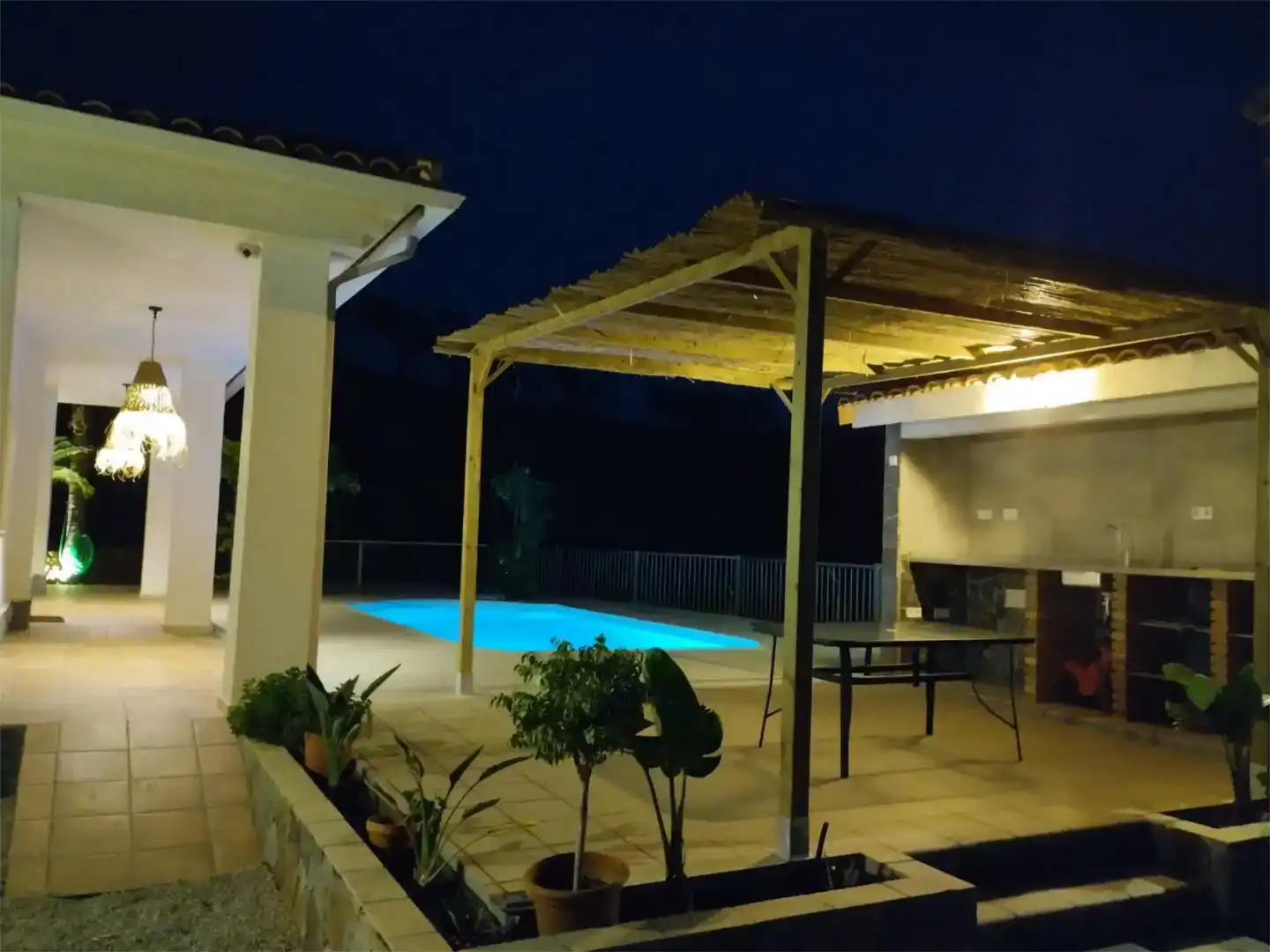 Terraza de Casa o chalet de alquiler en Arenas con Aire acondicionado, Jardín privado y Piscina