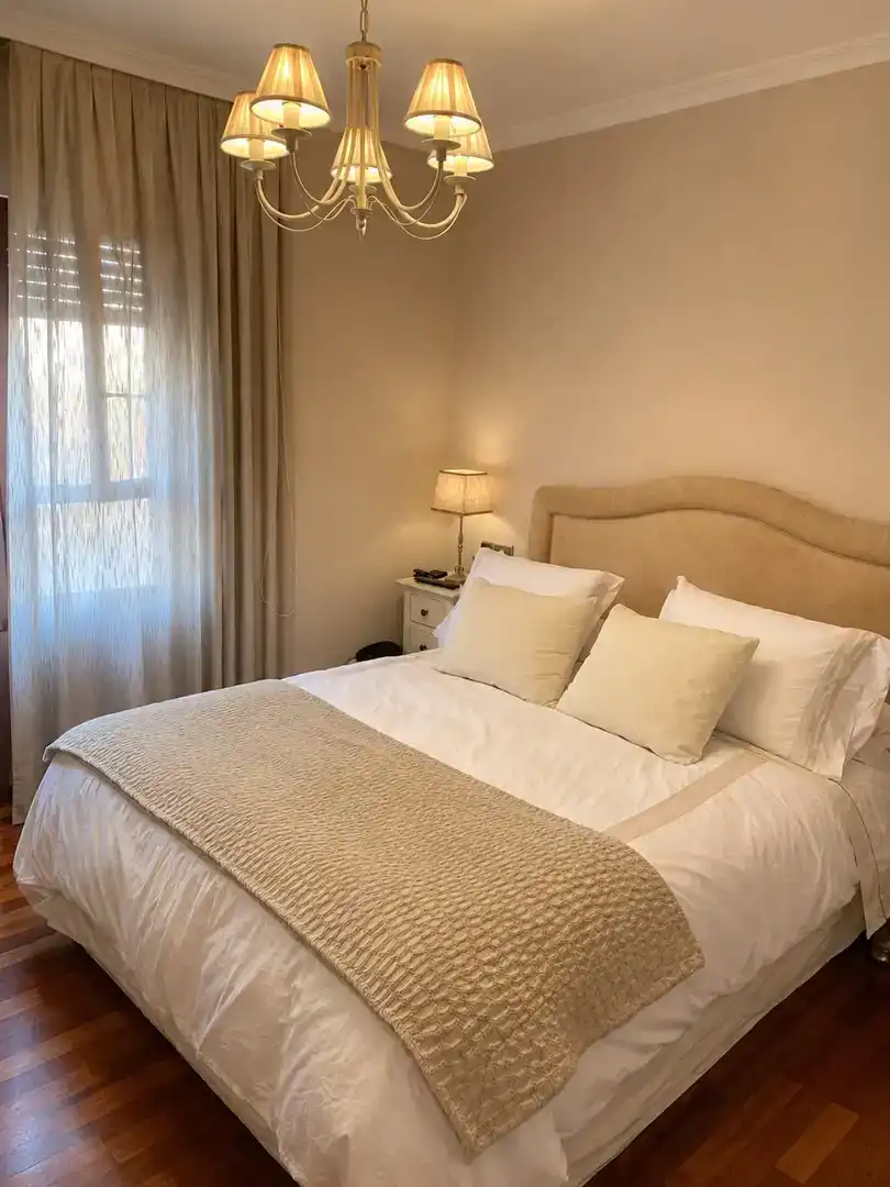 Dormitori de Pis de lloguer en Albacete amb Aire condicionat, Jardí privat i Parquet