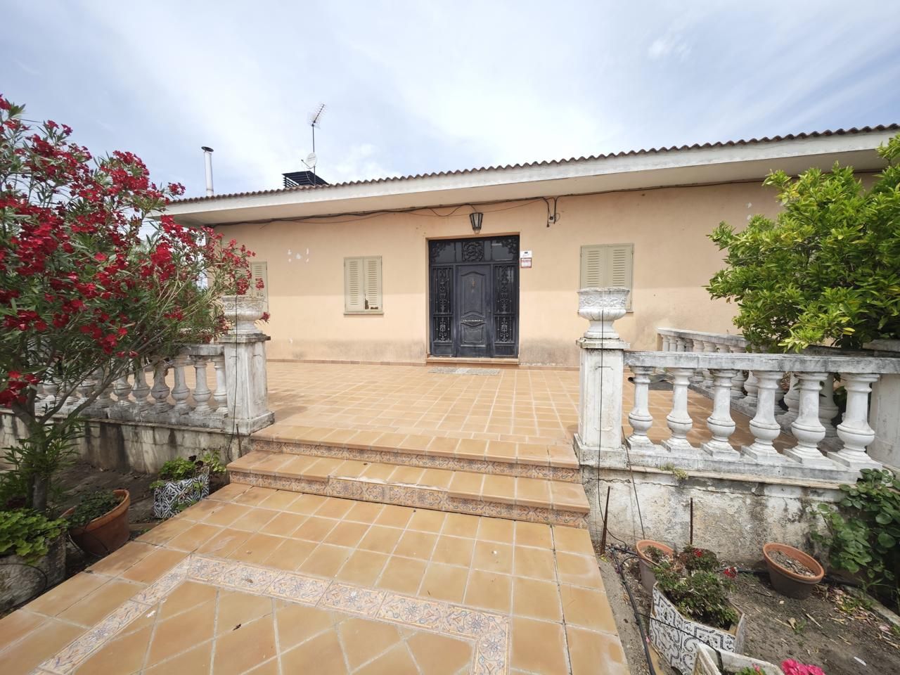 Vista exterior de Casa o xalet en venda en Majadas amb Aire condicionat, Jardí privat i Terrassa