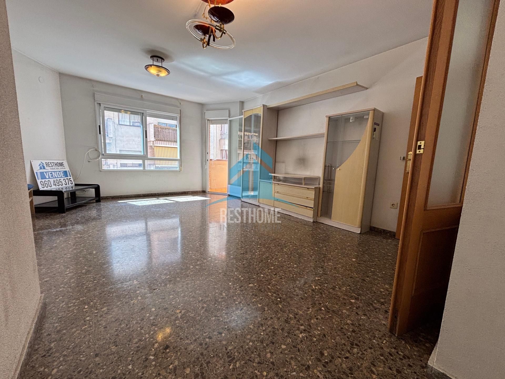 Piso en venta en Calle LLUIS VIVES, Corea, Centro ciudad