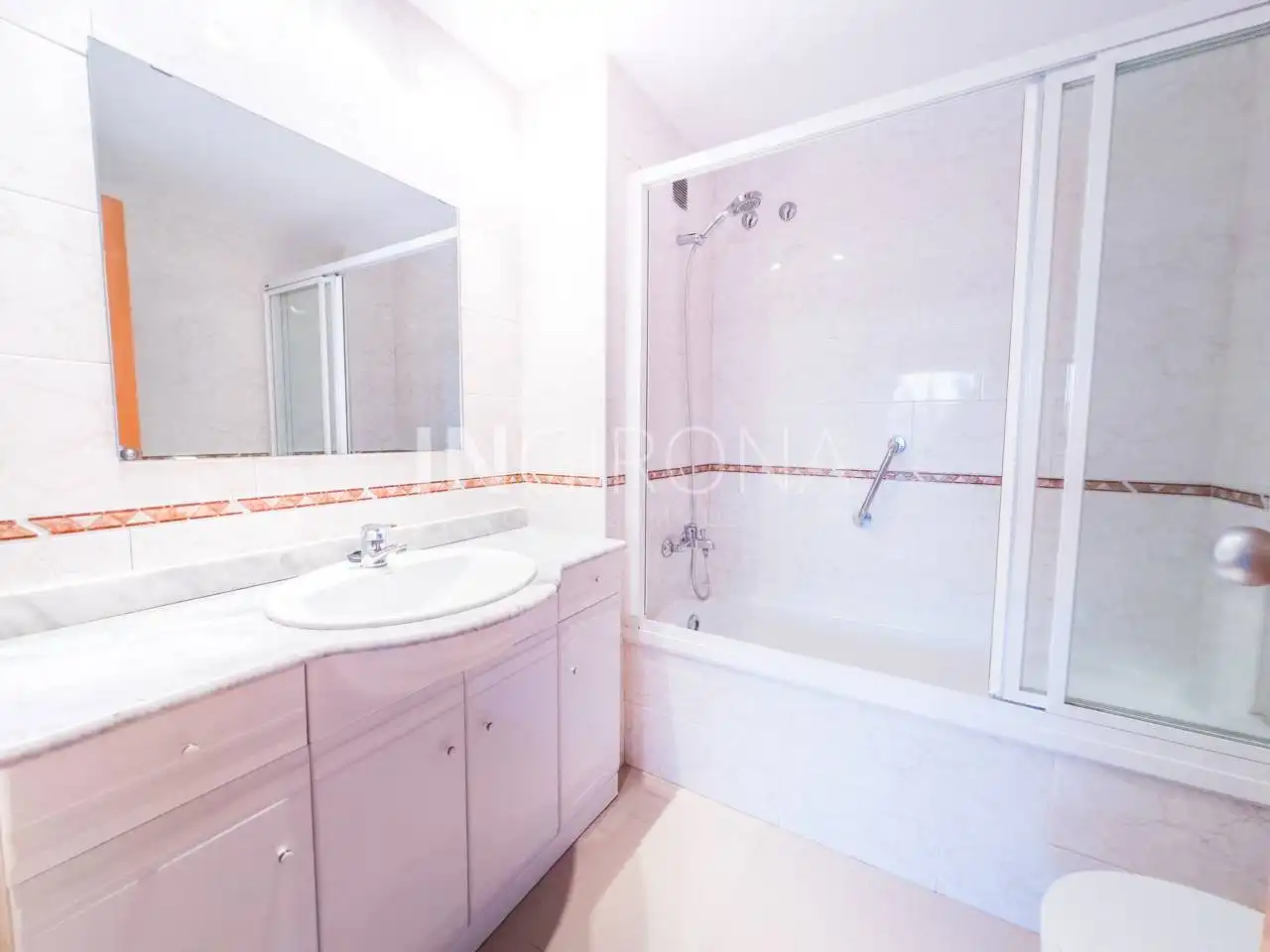 Badezimmer von Wohnung zum Verkauf in Girona mit Heizung, Terrasse und Balkon