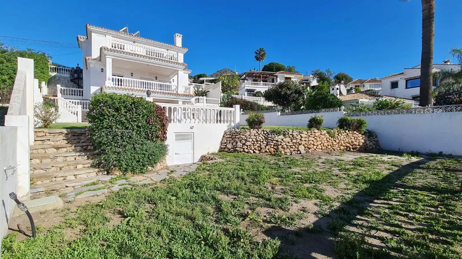 Vista exterior de Casa o xalet en venda en Benalmádena amb Aire condicionat, Jardí privat i Terrassa