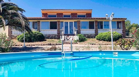 Villa con agua, luz y piscina
