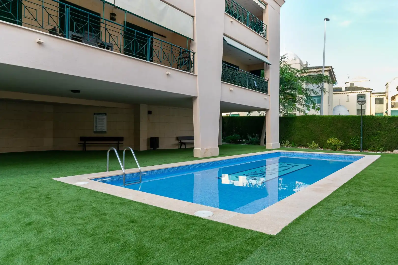 Piscina de Pis de lloguer en Santa Pola amb Aire condicionat, Calefacció i Jardí privat