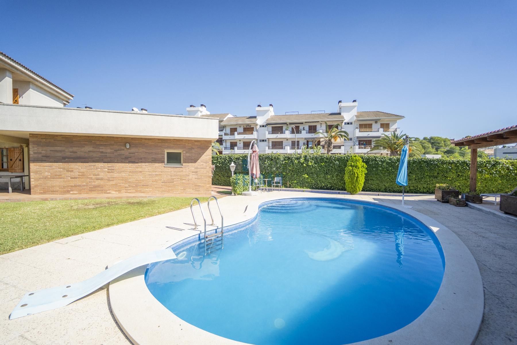 Swimming pool of House or chalet for sale in El Vendrell  with Air Conditioner, Heating and Terrace