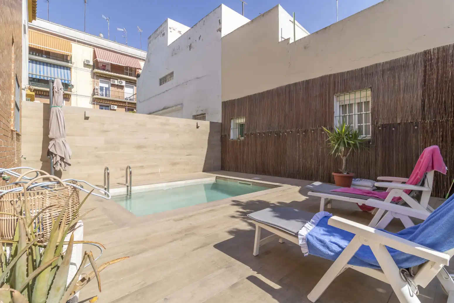 Piscina de Casa adosada en venta en Sevilla con Aire acondicionado, Trastero y Piscina