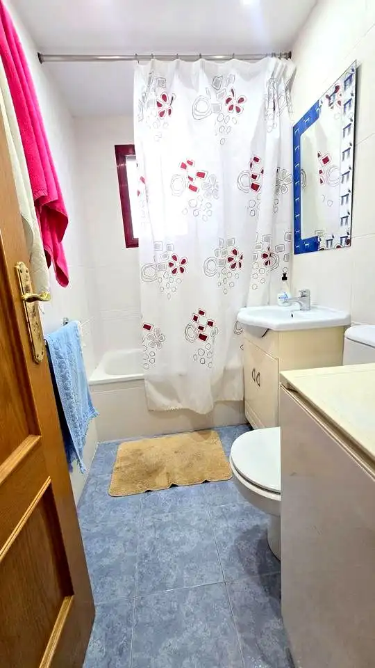 Badezimmer von Wohnung zum Verkauf in Gandia mit Klimaanlage, Terrasse und Möbliert
