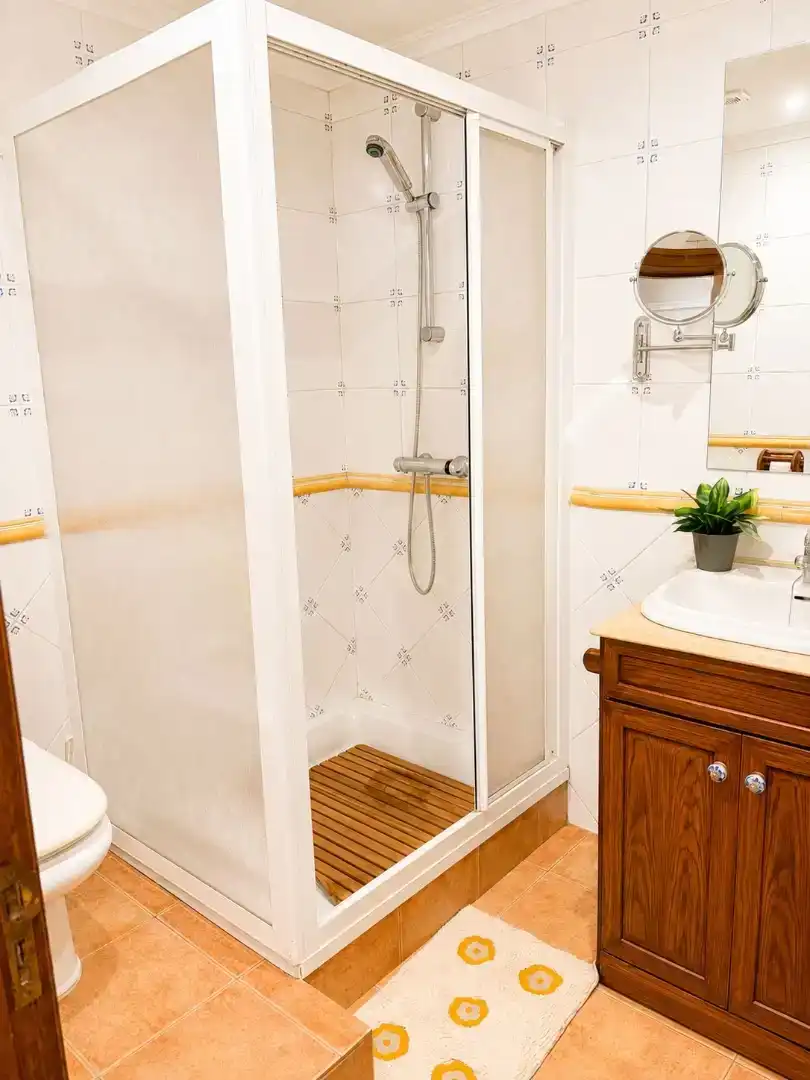 Badezimmer von Wohnung zur Miete in Siero mit Klimaanlage