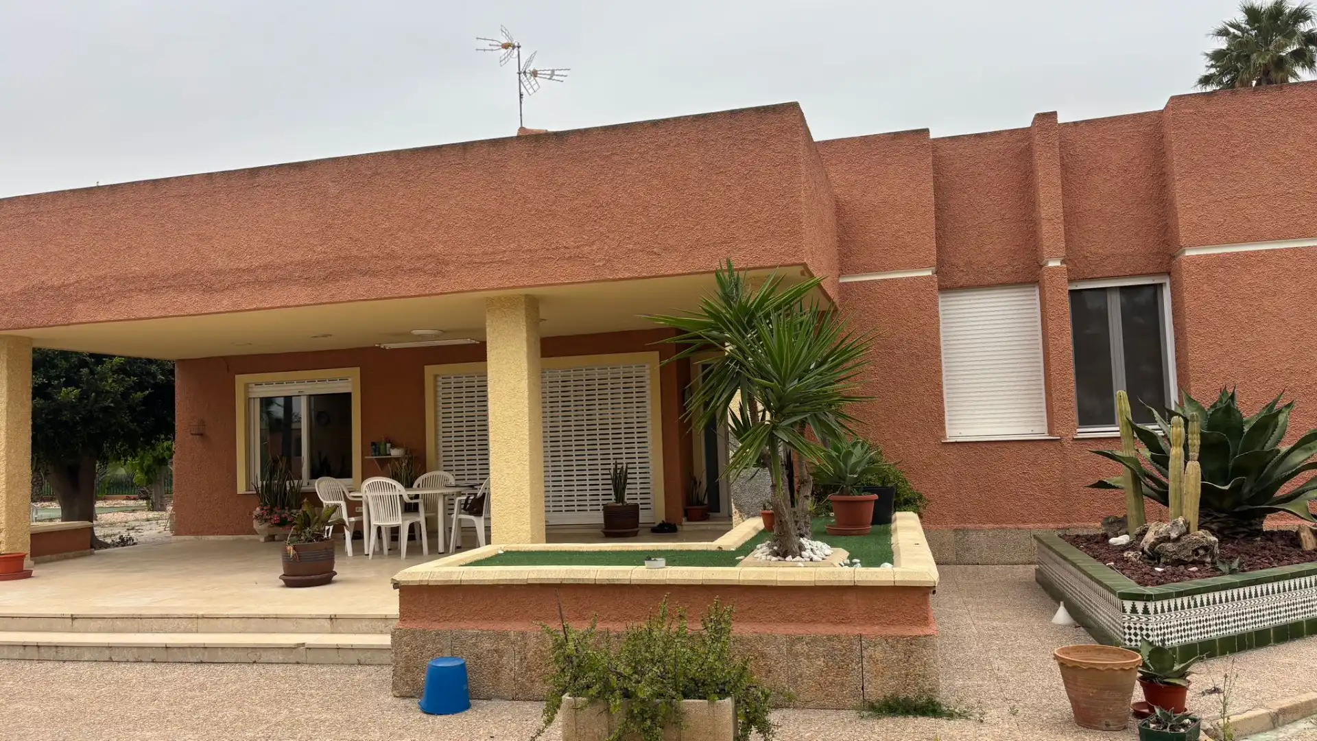 Vista exterior de Casa o xalet en venda en Elche / Elx amb Jardí privat, Terrassa i Piscina