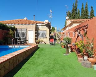 Vista exterior de Casa o xalet en venda en L'Eliana amb Aire condicionat, Terrassa i Piscina