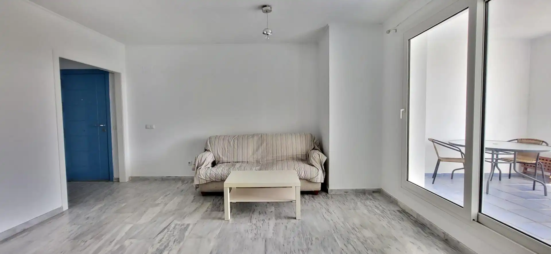 Sala d'estar de Apartament de lloguer en Marbella amb Jardí privat, Terrassa i Moblat
