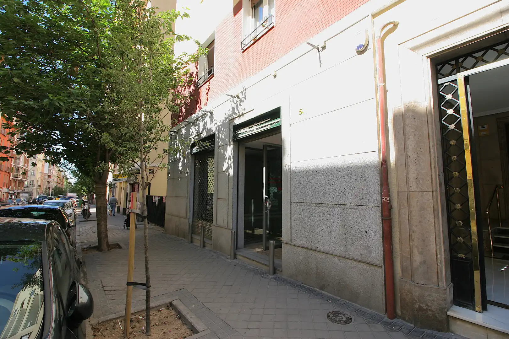 Vista exterior de Local en venda en Madrid amb Calefacció