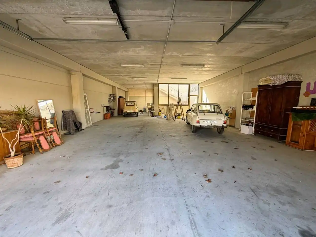 Außenansicht von Garage zum Verkauf in Petra