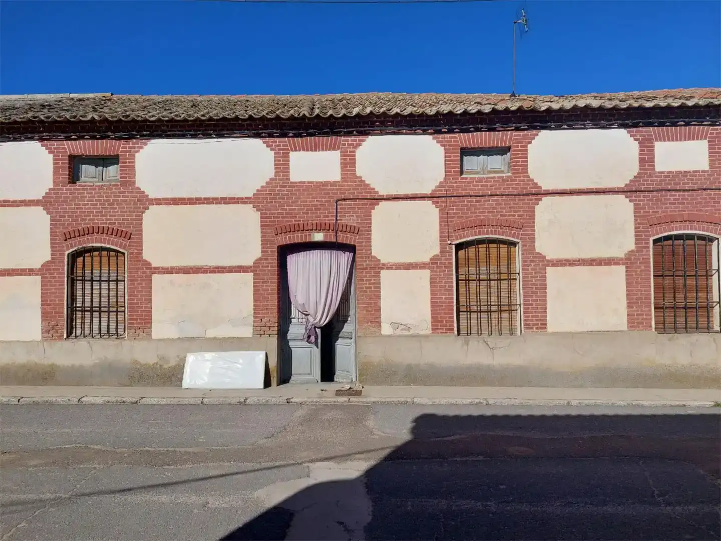 Vista exterior de Casa adosada en venda en Llano de Olmedo amb Jardí privat i Traster