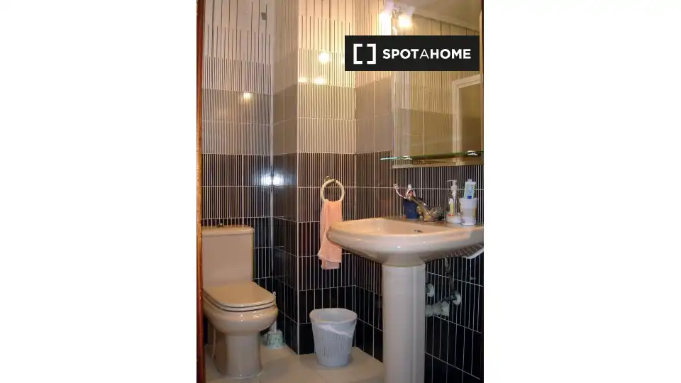 Baño de Piso de alquiler en Salamanca con Aire acondicionado, Calefacción y Amueblado