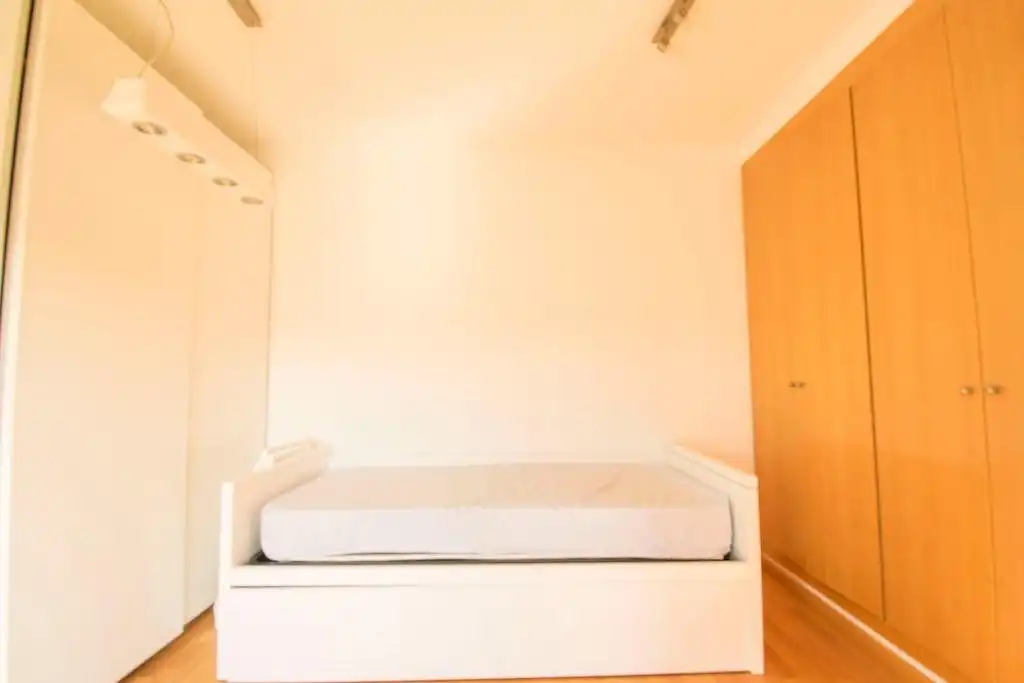 Habitación de Ático de alquiler en La Pobla de Vallbona con Aire acondicionado, Calefacción y Jardín privado