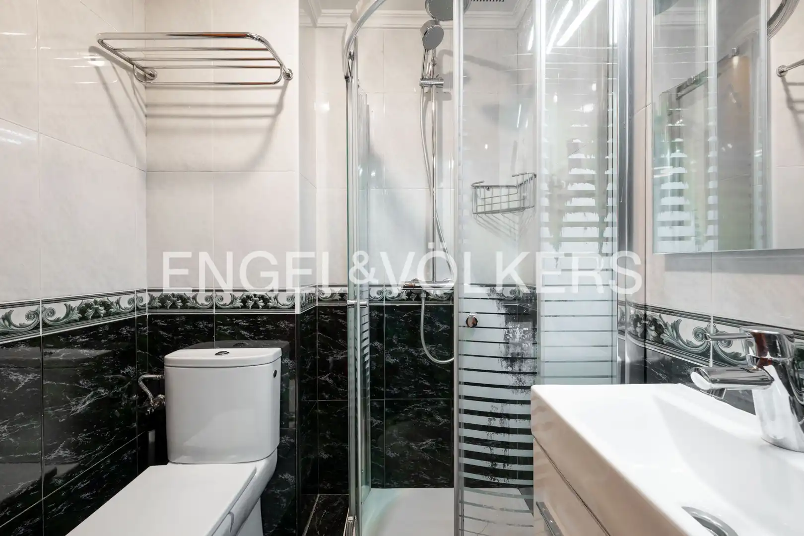 Bathroom of Flat for sale in Donostia - San Sebastián   with Air Conditioner, Heating and Private garden