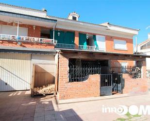 Exterior view of House or chalet for sale in El Viso de San Juan  with Air Conditioner, Private garden and Terrace