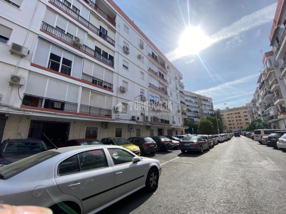 Vista exterior de Garaje en venta en  Sevilla Capital