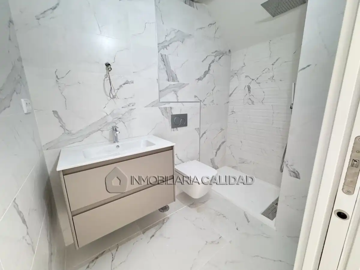 Baño de Piso en venta en Santa Pola con Calefacción, Trastero y Piscina