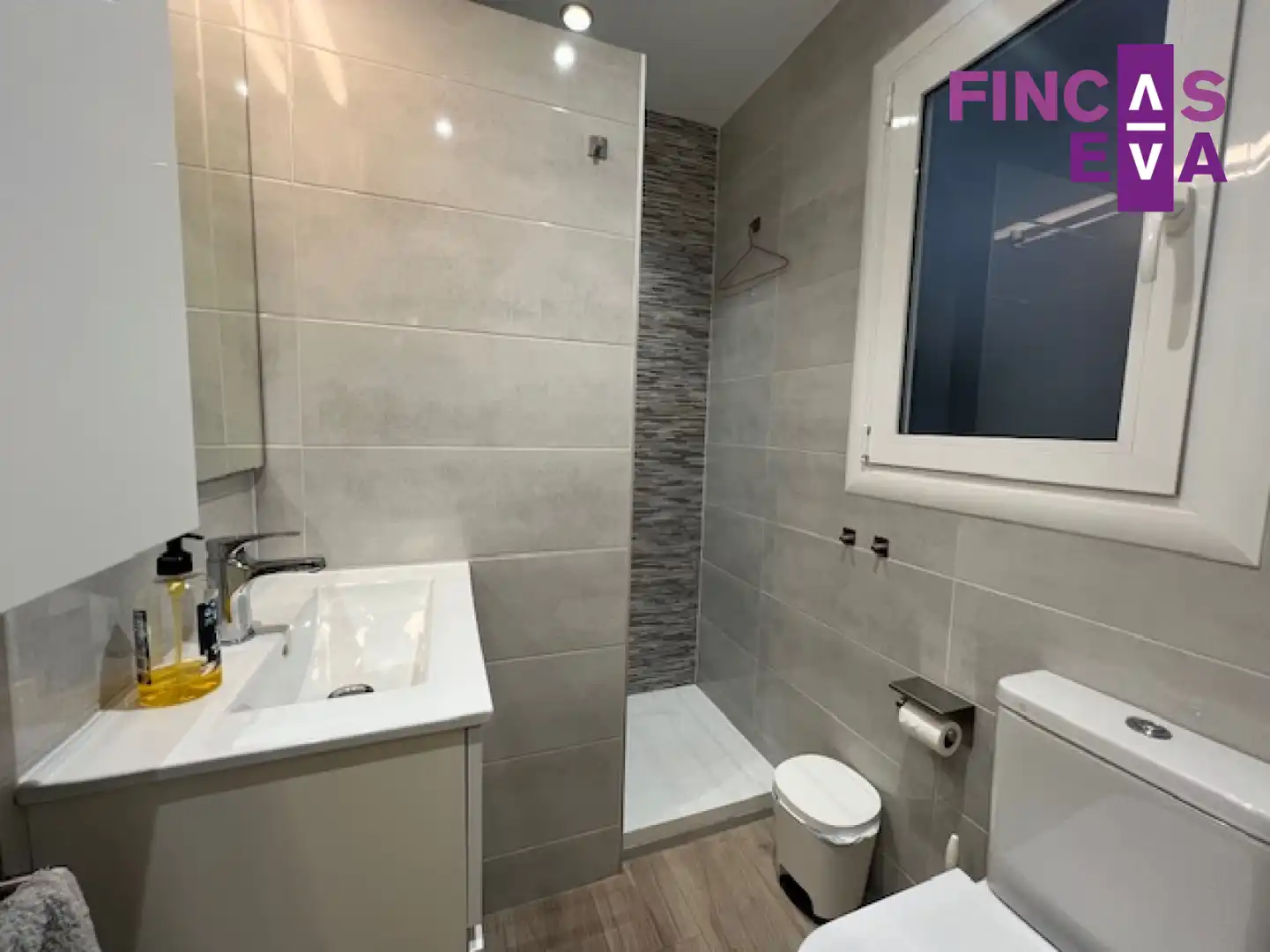 Bathroom of Flat for sale in Barcelona  with Air Conditioner and Heating