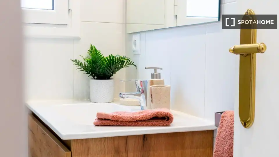 Bathroom of Flat for rent in Barcelona  with Air Conditioner, Heating and Furnished