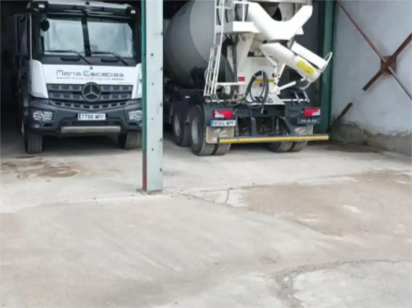 Parkplatz von Fabrikhallen zur Miete in Andújar