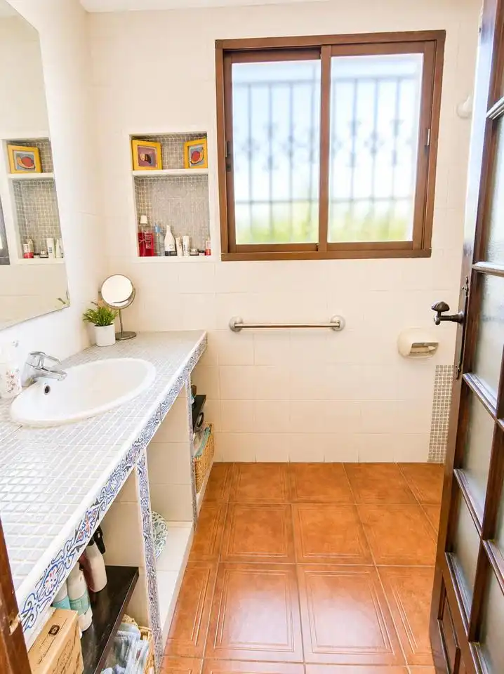 Bany de Casa o xalet en venda en Oliva amb Jardí privat, Terrassa i Traster