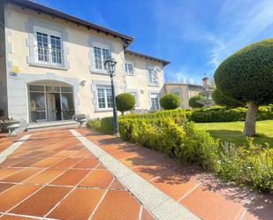 Vista exterior de Casa o xalet en venda en Santa Marta de Tormes amb Aire condicionat, Calefacció i Jardí privat