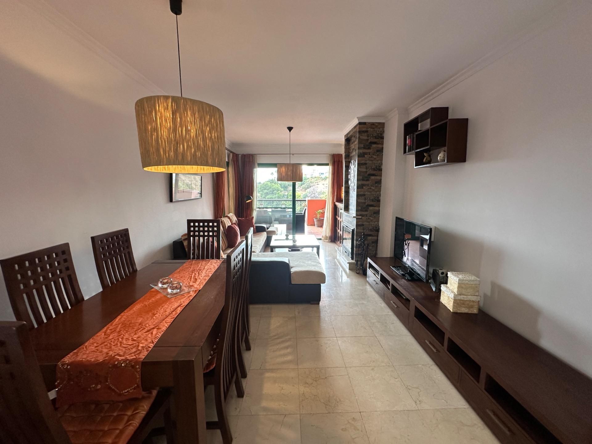 Sala d'estar de Apartament de lloguer en Fuengirola amb Aire condicionat, Terrassa i Alarma