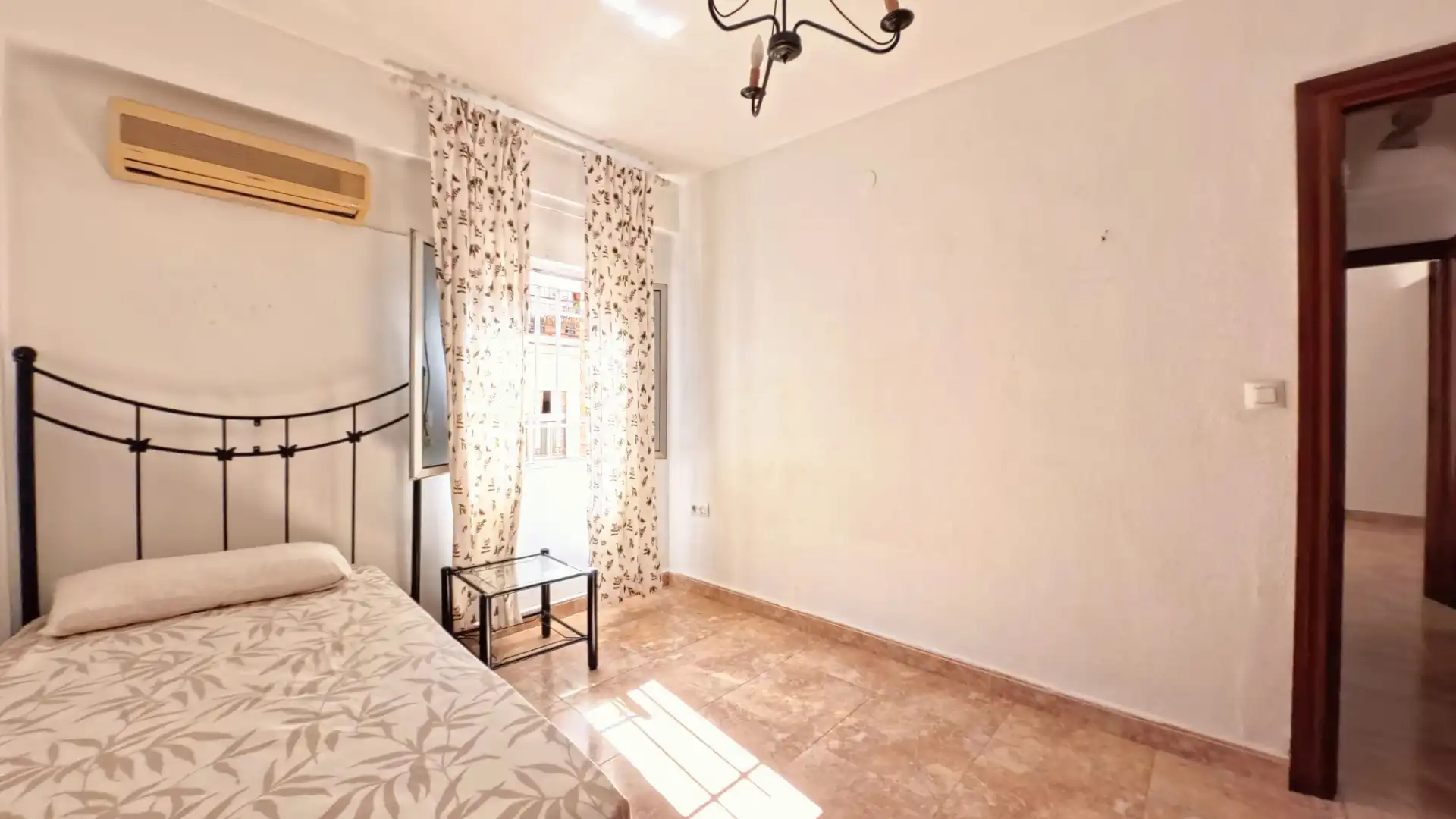 Bedroom of Flat for sale in Sevilla  with Air Conditioner, Furnished and Balcony