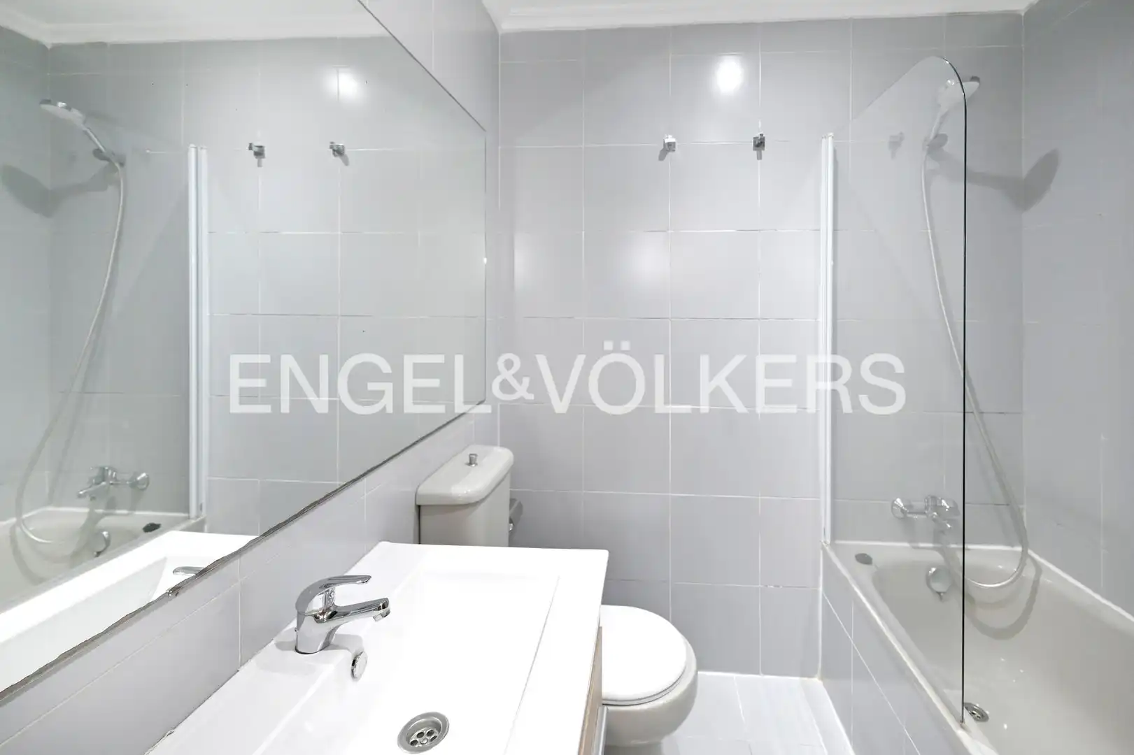 Badezimmer von Maisonette zur Miete in Santander mit Heizung, Privatgarten und Parkett