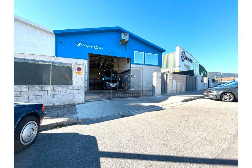 Vista exterior de Nau industrial de lloguer en Guadarrama amb Calefacció i Alarma