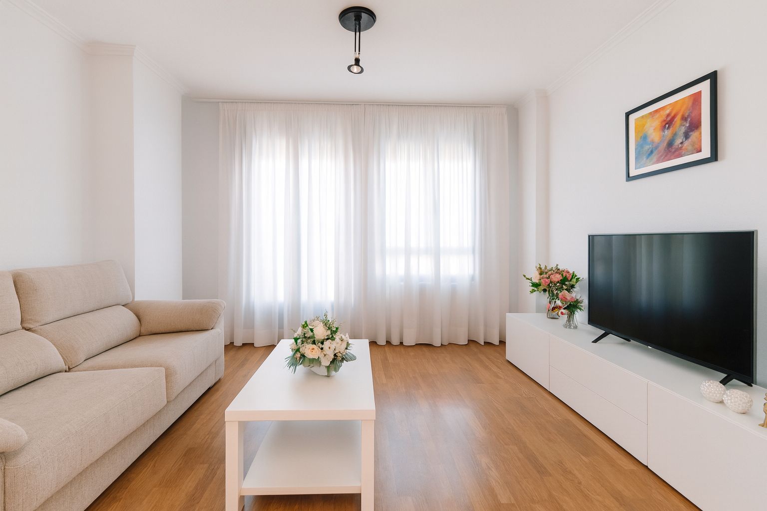 Sala d'estar de Àtic en venda en La Roda amb Calefacció, Parquet i Terrassa