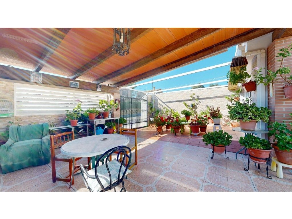 Terrassa de Casa adosada en venda en Torrent amb Aire condicionat, Calefacció i Jardí privat