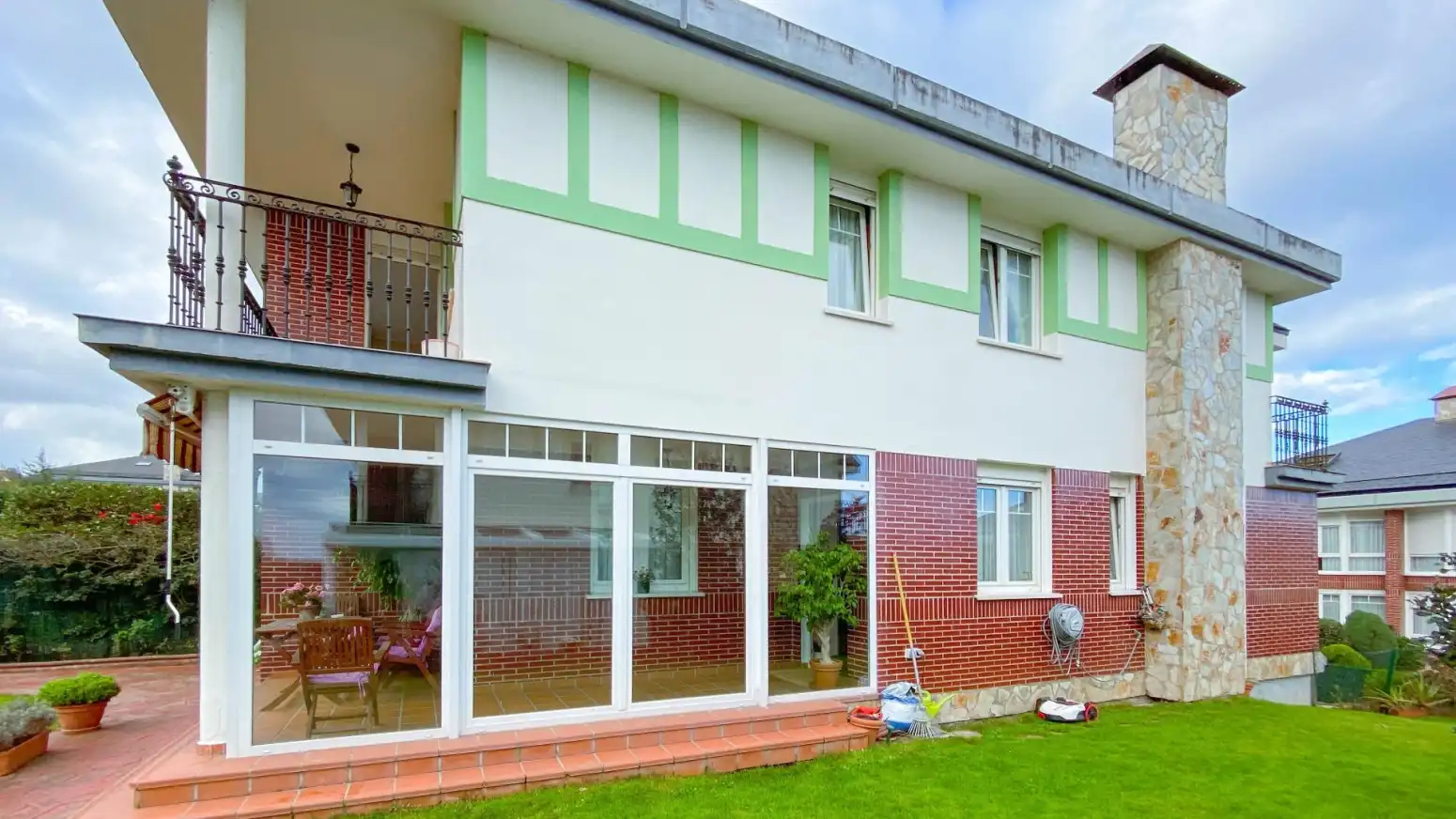 Außenansicht von Einfamilien-Reihenhaus zum Verkauf in Santa Cruz de Bezana mit Heizung, Parkett und Abstellraum