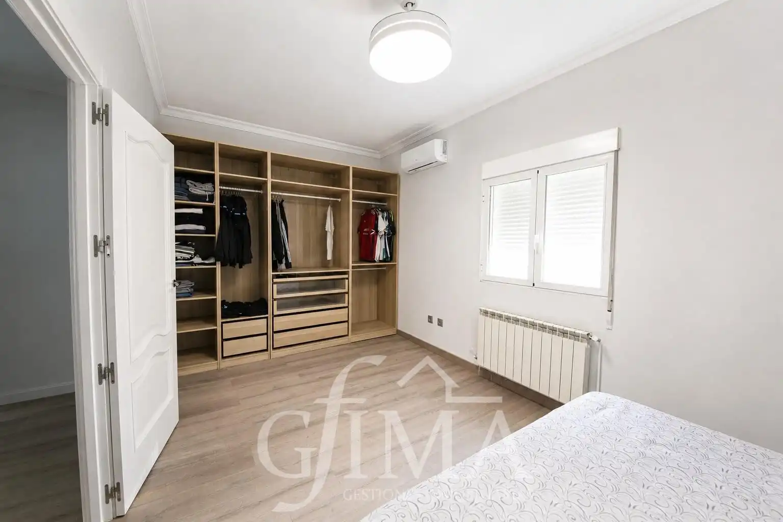 Habitación de Casa adosada en venta en Tomelloso con Calefacción y Trastero