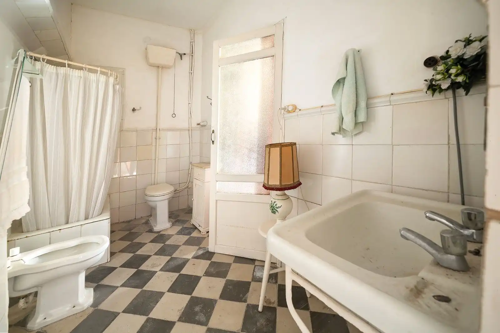 Badezimmer von Einfamilien-Reihenhaus zum Verkauf in Sa Pobla mit Heizung, Privatgarten und Terrasse