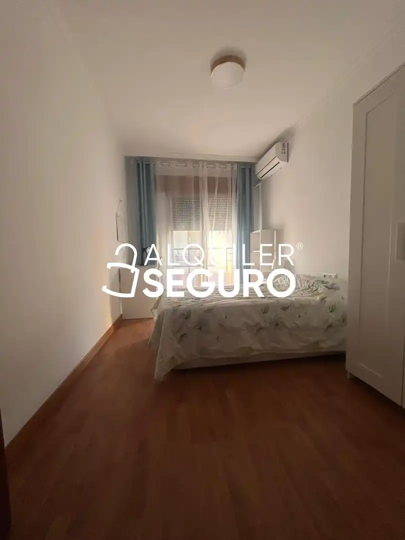 Dormitori de Pis de lloguer en Maracena amb Aire condicionat, Calefacció i Terrassa