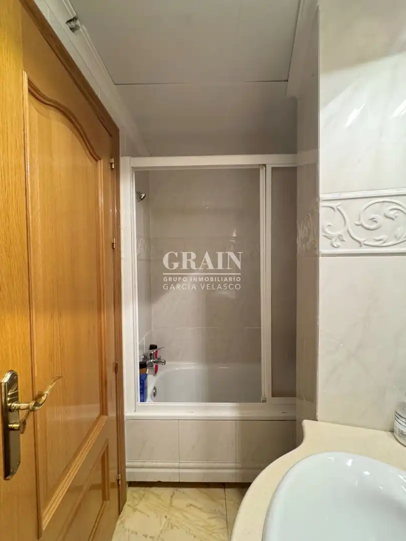 Bathroom of Flat for sale in Albacete  with Air Conditioner, Heating and Parquet flooring