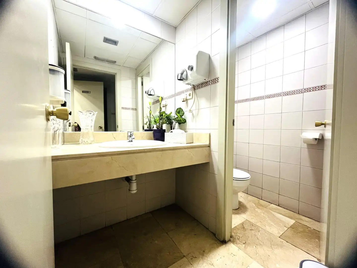 Baño de Local en traspaso en Madrid con Aire acondicionado y Amueblado