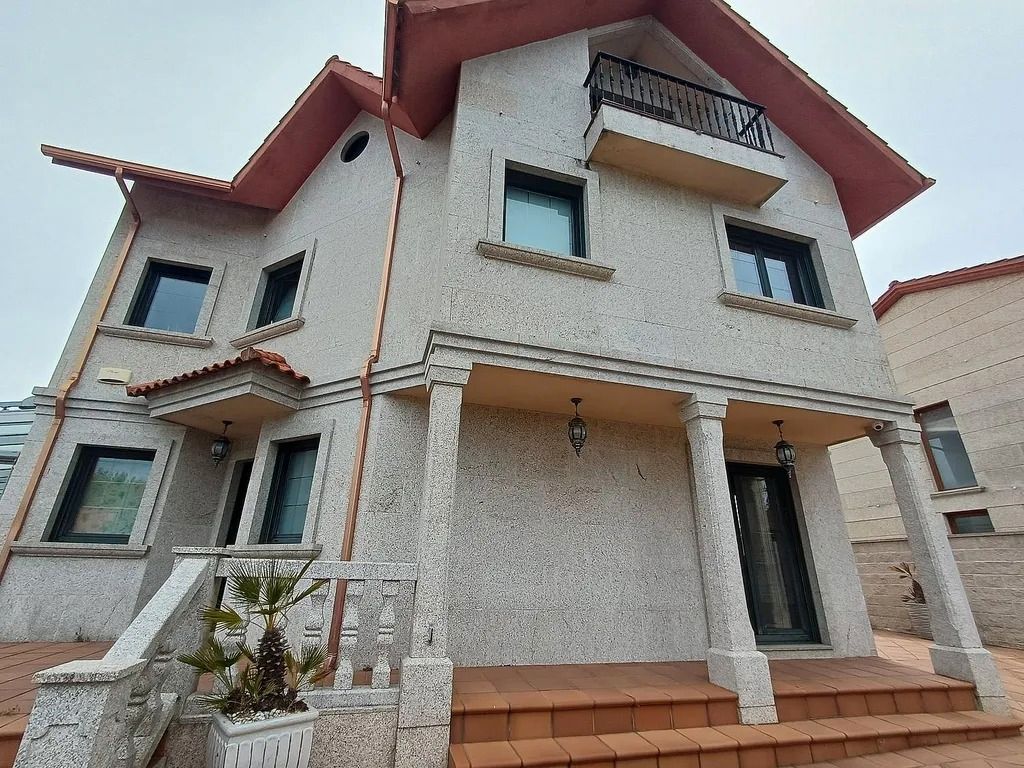 Vista exterior de Casa o xalet en venda en Vigo  amb Calefacció, Jardí privat i Parquet
