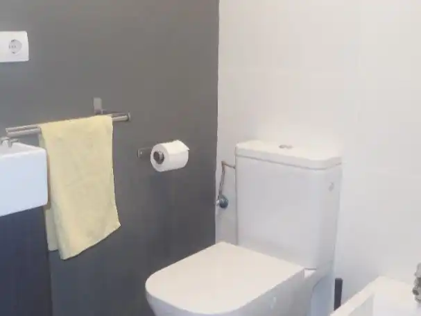 Baño de Piso de alquiler en Barcelona con Calefacción, Amueblado y Horno