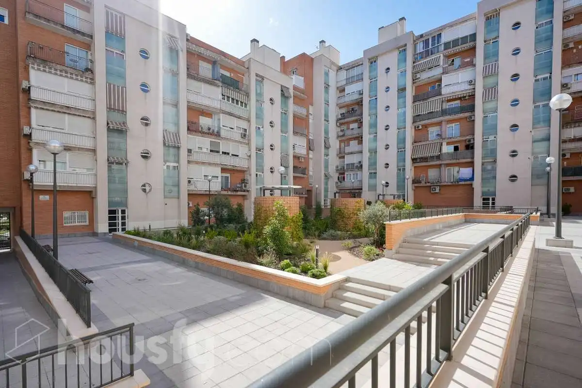 Vista exterior de Pis en venda en Madrid amb Aire condicionat, Calefacció i Jardí privat