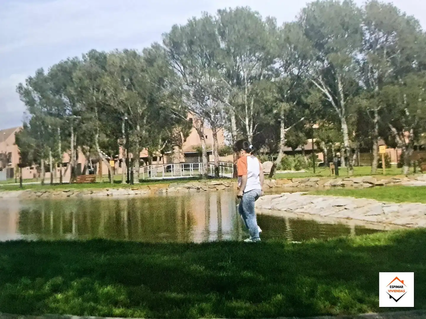 Außenansicht von Einfamilien-Reihenhaus zum Verkauf in Villanueva de Gállego mit Heizung, Privatgarten und Terrasse