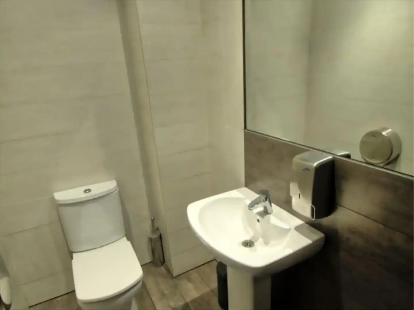 Baño de Local de alquiler en León Capital  con Aire acondicionado y Amueblado